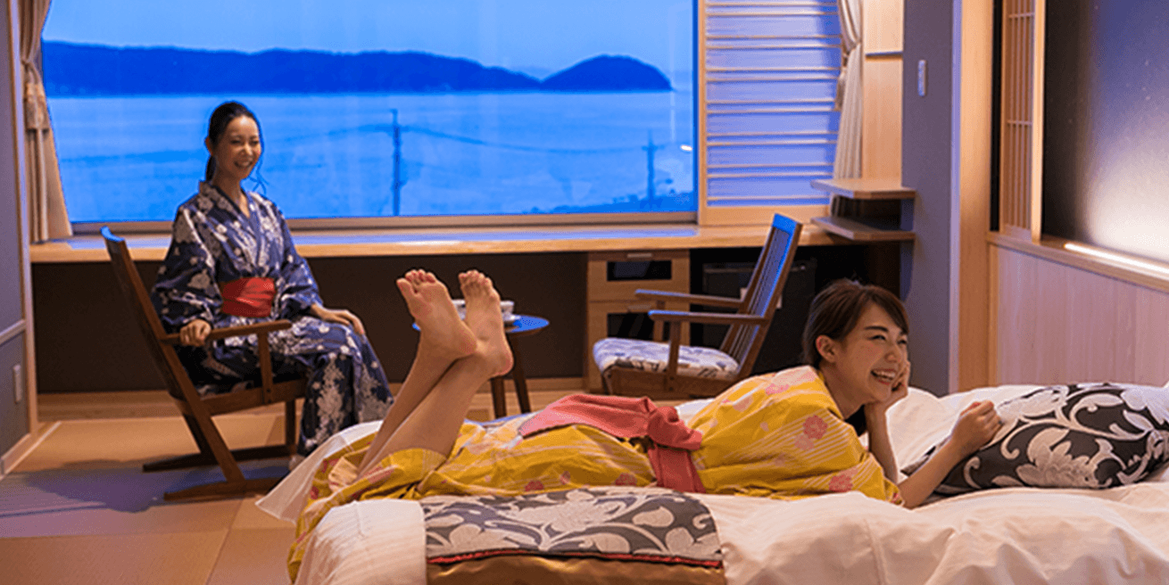 お部屋でくつろぐ様子