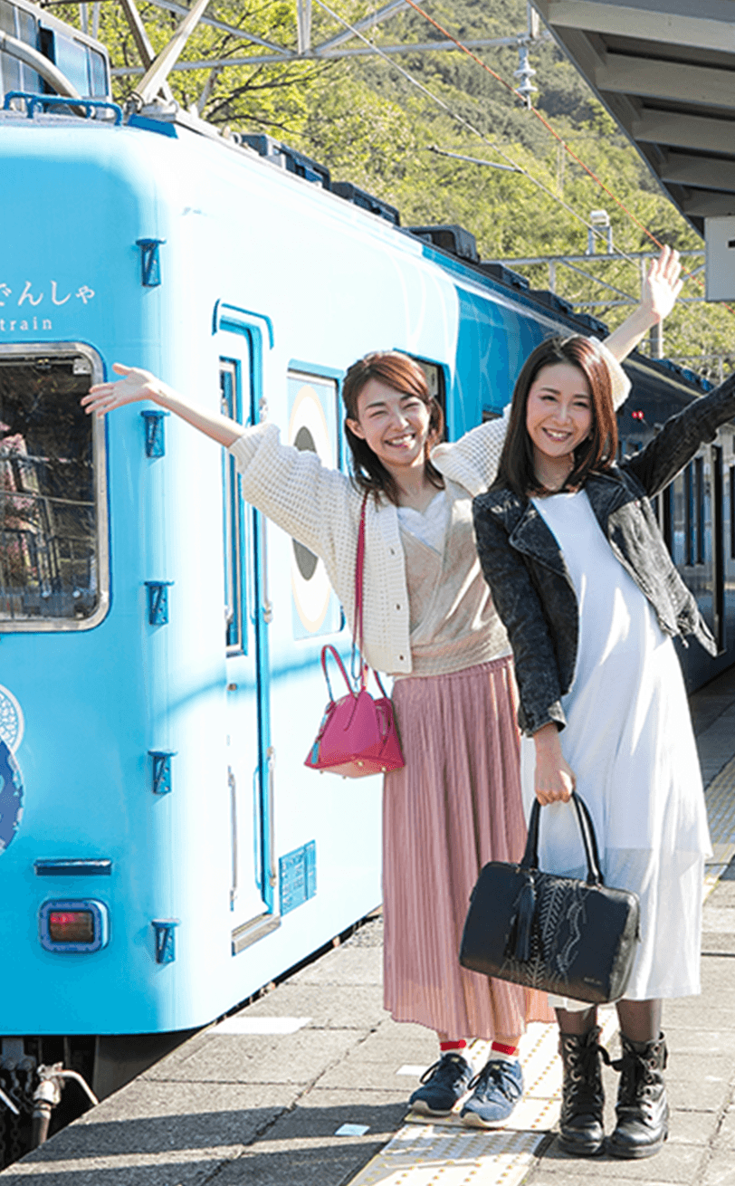 電車旅を楽しむ女性