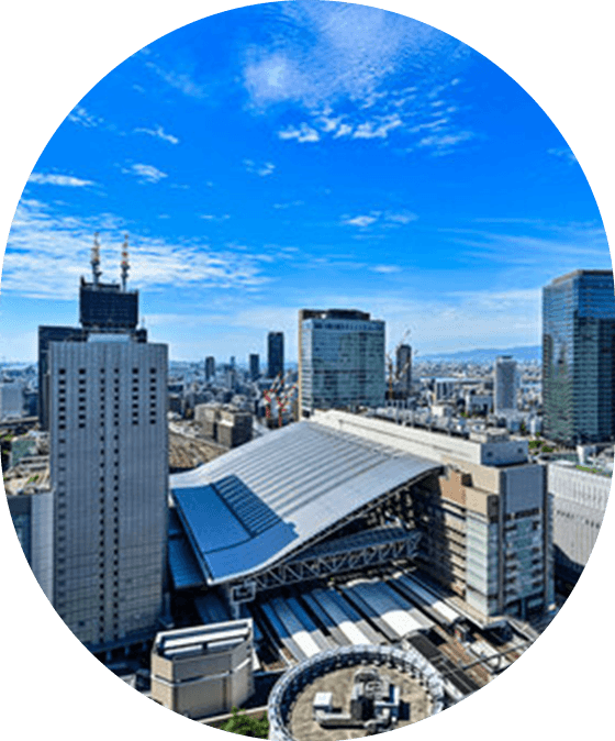大阪市内の街並みと駅ビルの写真
