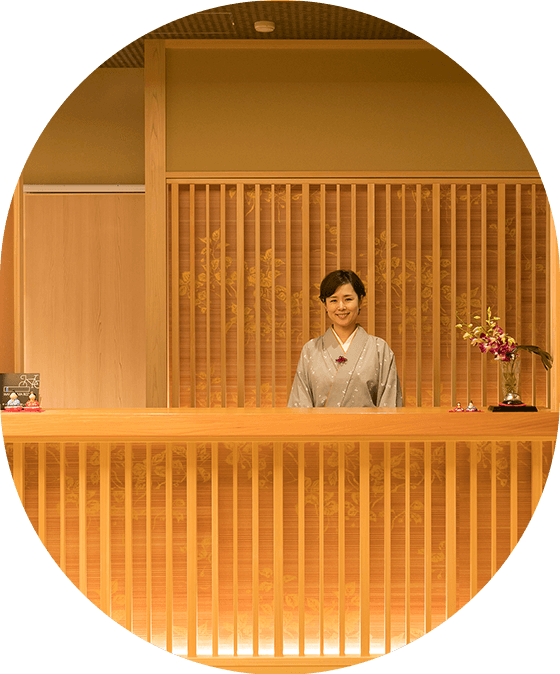 フロントでのチェックイン風景